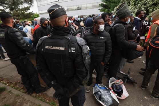 У передмісті Парижа жандарми розігнали найбільший сквот мігрантів